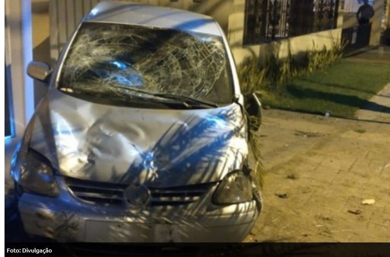 Homem sequestra a ex e joga carro em que estavam contra poste