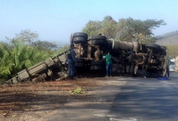 Carreta carregada com carne tomba e grupo saqueia carga em Mato Grosso