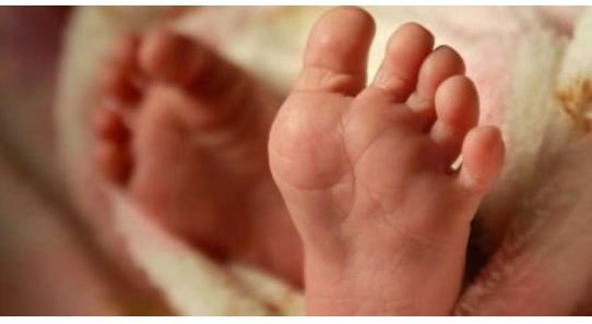 Bebê de 18 dias morre afogado com leite enquanto dormia