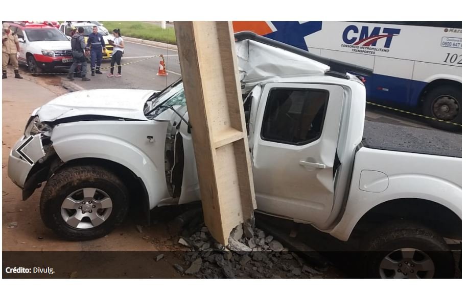 Caminhonete derruba poste em avenida de Cuiabá; um morre