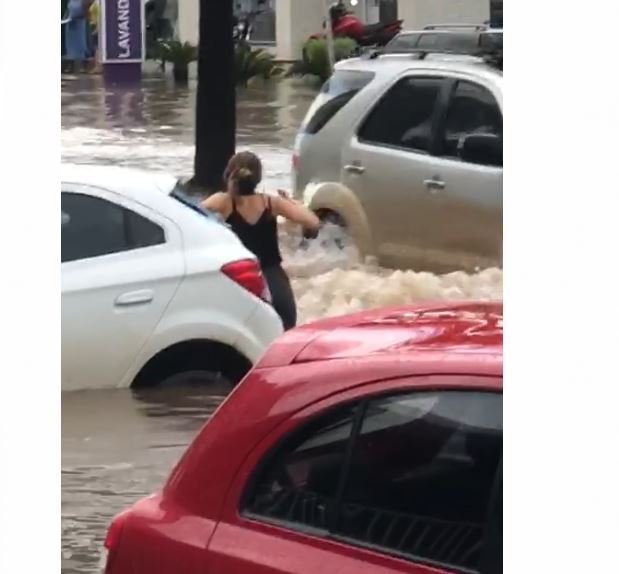 Carros Boiam Em Avenida Alagada Após Chuva Em Sinop; Assista
