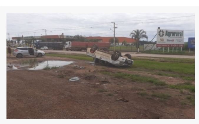 Condutor de camionete pra evitar colisão com carreta capota