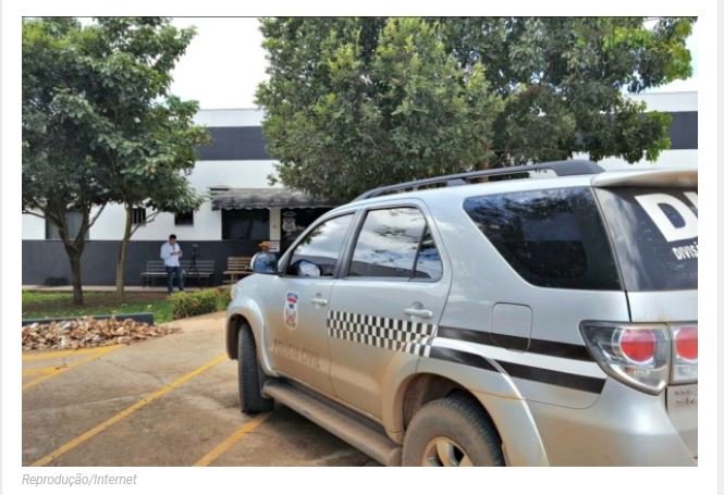 Gerente de loja é presa por furtar R$ 53 mil em joias e dinheiro