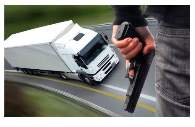 Bandidos roubam carreta carregado com soja e mantém motorista refém em mata próximo ao Posto Gil.