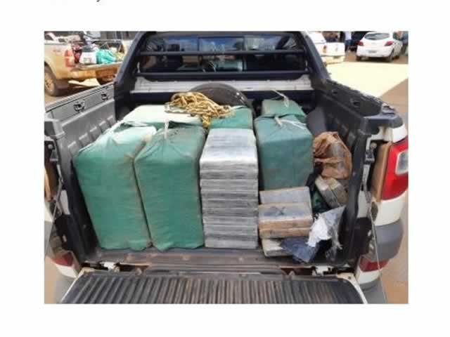 PRF apreende 275 quilos de cocaína em fundo falso de caminhão em MT