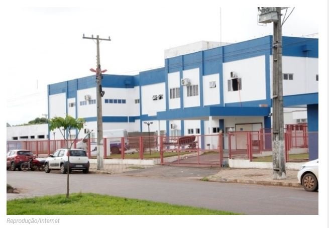 Garota é atingida com tiro nas costas ao portão de sua casa