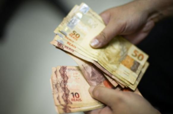 Governo aumenta para R$ 1.006 previsão para salário mínimo em 2019