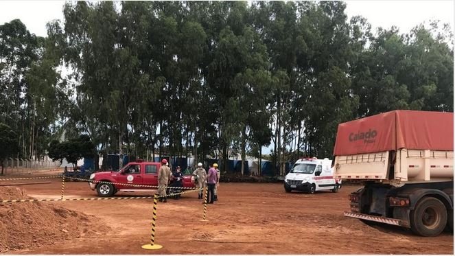 Homem morre ao destravar caçamba de caminhão e ser soterrado por carga de areia em MT