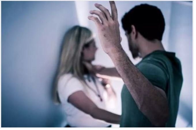 Mulher aperta órgão genital de homem para se livrar de agressões
