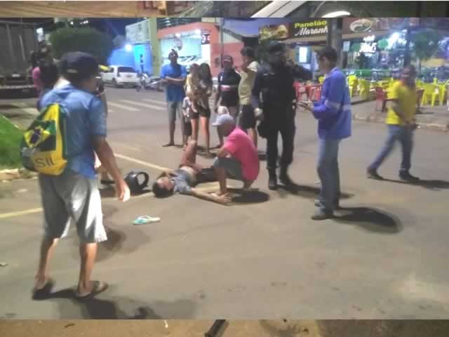 Jovem em Colíder fratura perna após envolver em acidente com veiculo dentro da rotatória. (Vídeo)