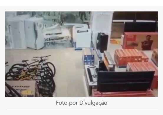 Bandidos usam carro furtado para quebrar vidraça de loja no centro