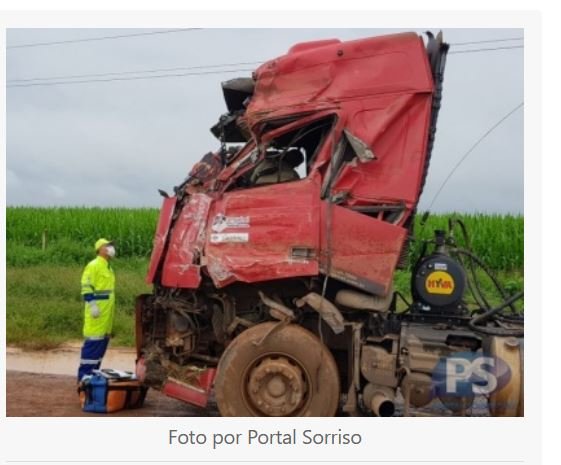 Carreta e ônibus se chocam na BR-163 em Sorriso; motorista é socorrido em estado grave