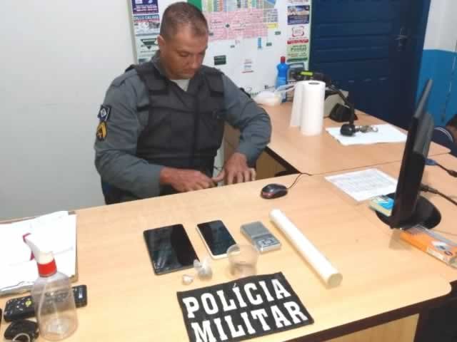 Jovem e preso em Colíder com drogas e balança de precisão. (Fotos)