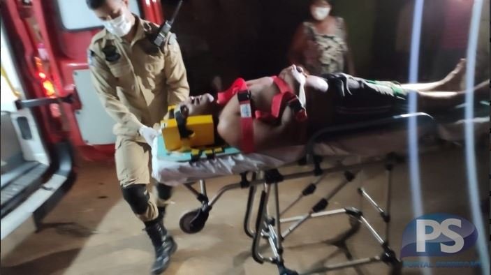 Homem atingido a golpes de faca é socorrido pelos bombeiros