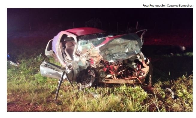 Mulher e criança de 11 anos morrem após colisão entre Jeep e Prisma