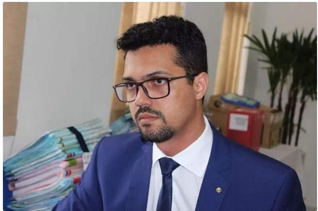Réu arremessa garrafa d'água e ameaça juiz durante júri em MT: 'Merece morrer'
