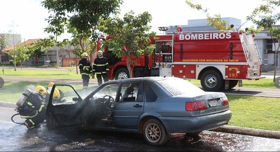 Veículo com galões de gasolina no porta-malas pega fogo em Nova Mutum