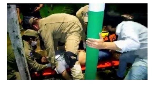 Rapaz perde o controle de moto, bate em canteiro e fica gravemente ferido