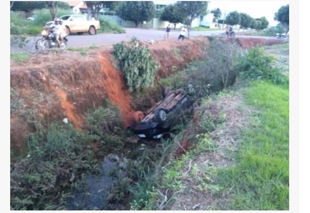 Camionete tomba dentro de vala na Avenida dos Ingás de Sinop.