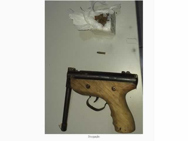 Ocorrência de som alto resulta em apreensão de droga e arma de fogo em Castanheira