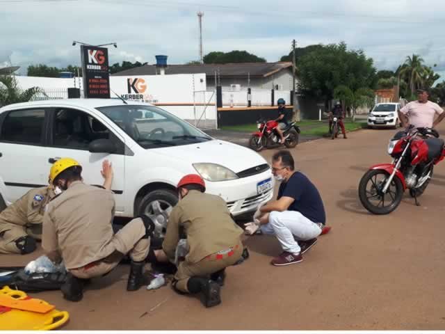 Motociclista tem fratura exposta após acidente com carro na esquina do HRCOL. (Fotos)