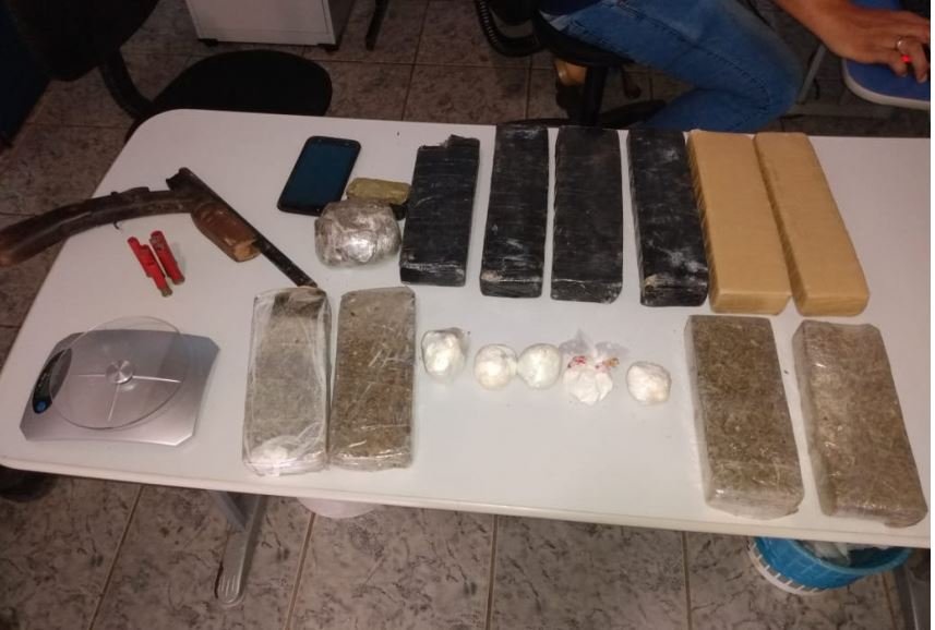 Polícia localiza aproximadamente 10 kg de droga em Carlinda. (Fotos)