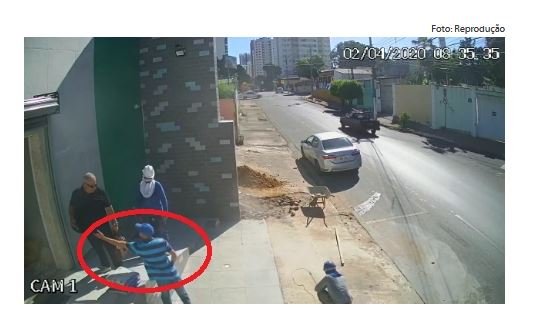 Pastor é rendido na frente de igreja e tem Corolla roubado; veja vídeos