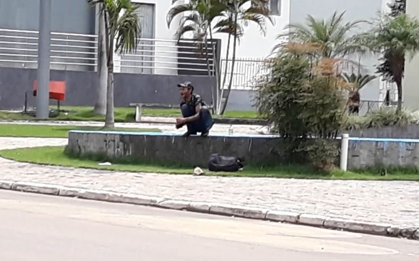 Homem em Colíder se protege do Coronavírus, banhando no chafariz da igreja matriz. (Vídeo)