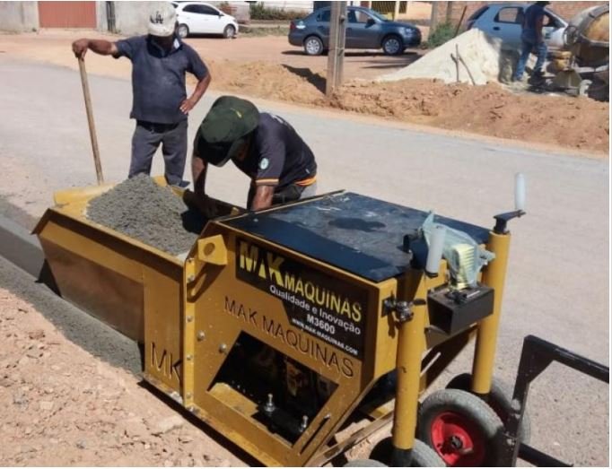 MAIS INVESTIMENTO, Prefeitura Municipal de Peixoto de Azevedo adquiriu máquina para fazer meio fio