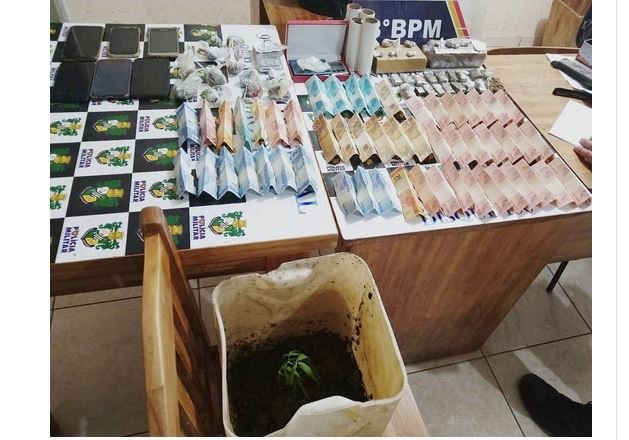 8 são detidos por tráfico, LSD, cocaína, maconha e dinheiro apreendidos