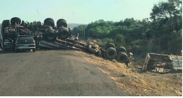 Homem morre após bater o carro em carreta tombada na MT-413; criança ferida