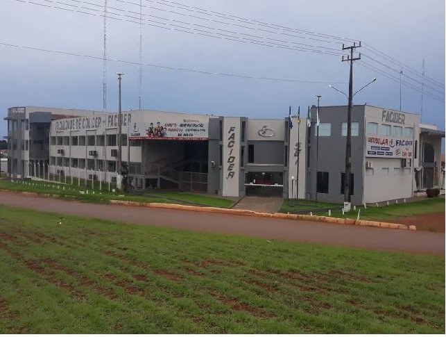 Acadêmicos da Facider de Colíder procuram justiça para uma solução sobre mensalidades.