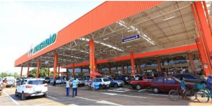 Inconformado com separação, homem entra em supermercado e dá duas facadas na ex-mulher