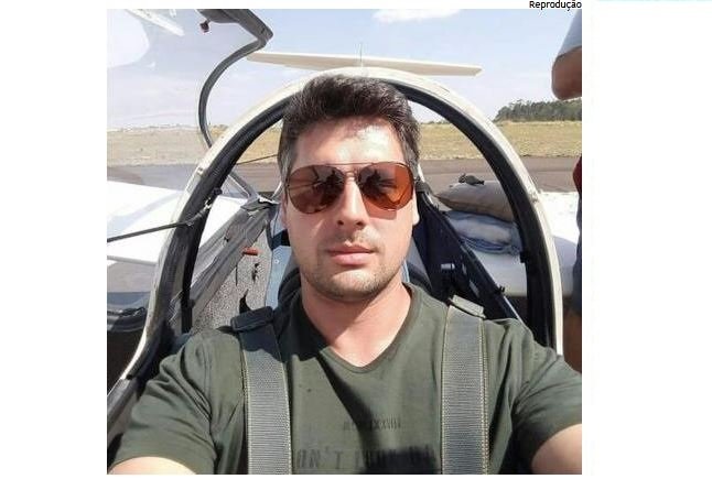 Piloto morre após avião cair e explodir em plantação de algodão