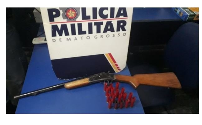 Marido ameaça matar esposa com espingarda e é preso