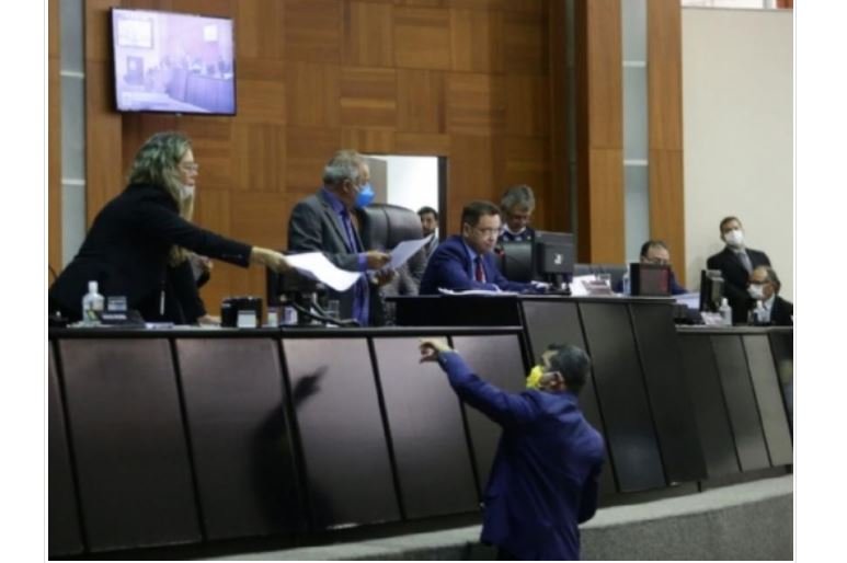 Deputados aprovam em primeira votação lei que pune com multa a não utilização de máscara