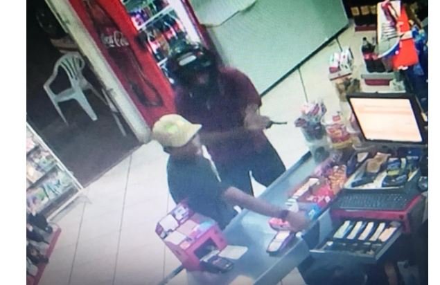PM procura ladrões na mata após roubo em mercado. (Fotos)
