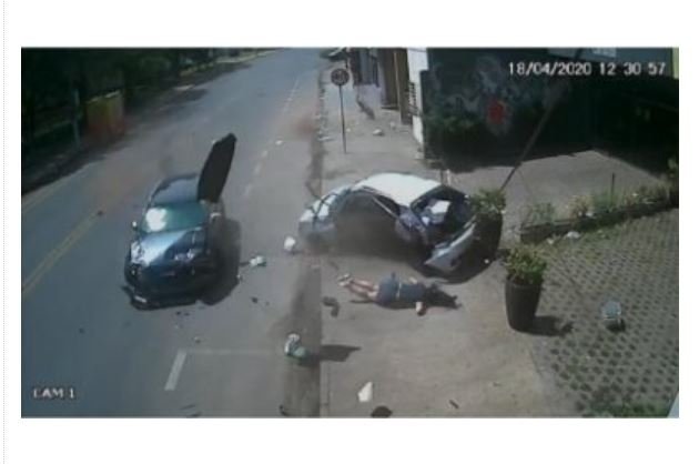 Vídeo mostra acidente impressionante entre Audi e Palio em Cuiabá; mulher voa