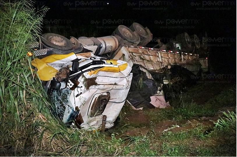 Carreta carregada com adubo tomba na BR-163 em Nova Mutum