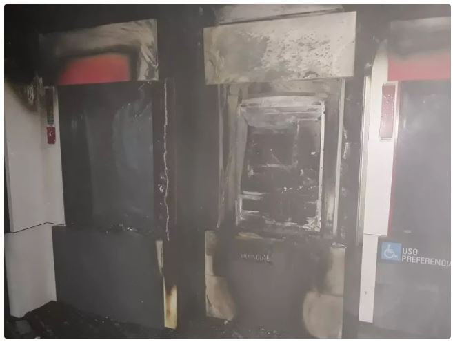 Criminosos incendeiam caixas eletrônicos e agência bancária em Cuiabá