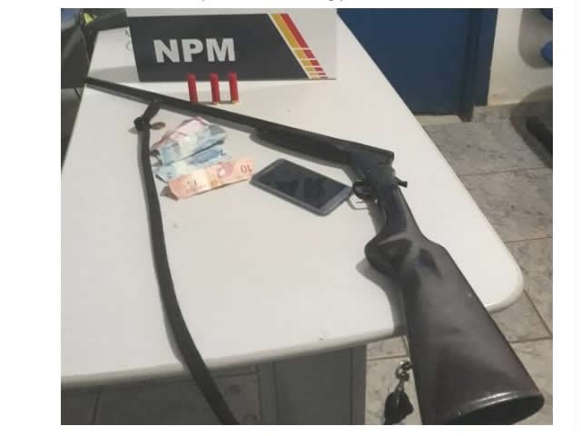Adolescente é apreendido com arma de fogo após ser flagrado em moto sem CNH e documentos obrigatórios
