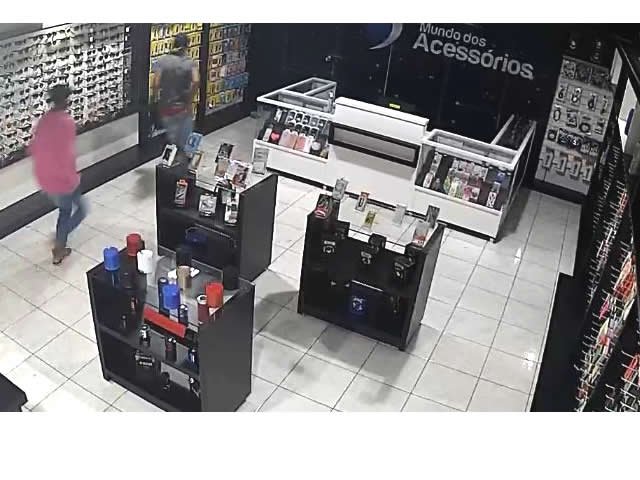 Assista o momento exato em que Bandidos em Colíder arrombam porta de loja subtraindo celulares e acessórios. (Vídeo)