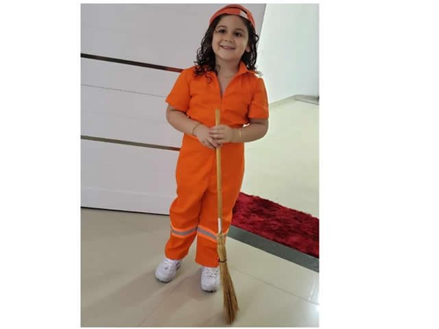 Menina que admira garis tem festa de 5 anos em homenagem aos trabalhadores em Rondonópolis mas sem convidados
