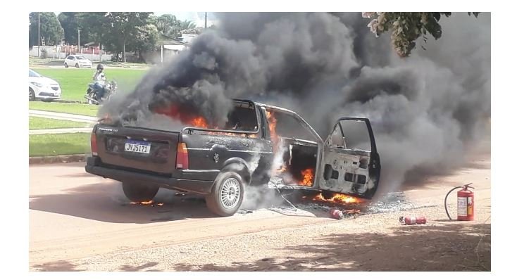 Veículo fica completamente destruído após incêndio nesta tarde em Guarantã do Norte. (Fotos)