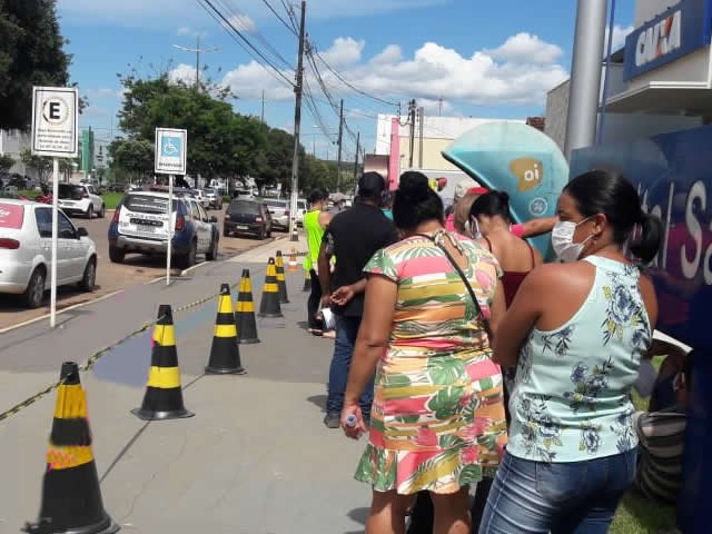 Homem é detido em Colíder por tumultuar entrada na agência da caixa e ameaçar funcionarios. (Fotos)