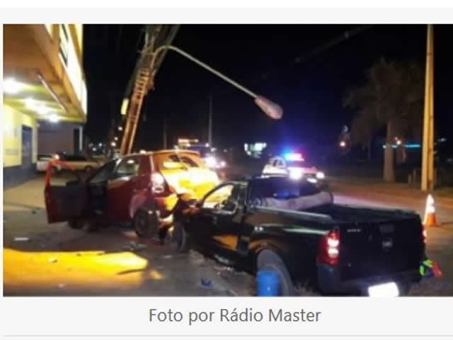 Quatro pessoas são conduzidas à delegacia depois de baterem carros em poste