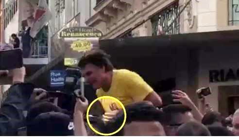 Jair Bolsonaro leva facada durante ato de campanha em Juiz de Fora