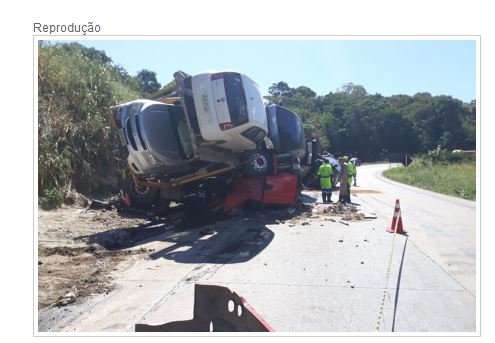 Caminhão-cegonha tomba e dois morrem na Serra de São Vicente
