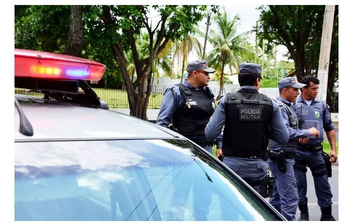 Casal bate moto em viatura da polícia enquanto tenta fugir de abordagem em MT