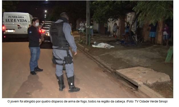 Jovem é morto com vários tiros na cabeça, enquanto conversava em calçada
